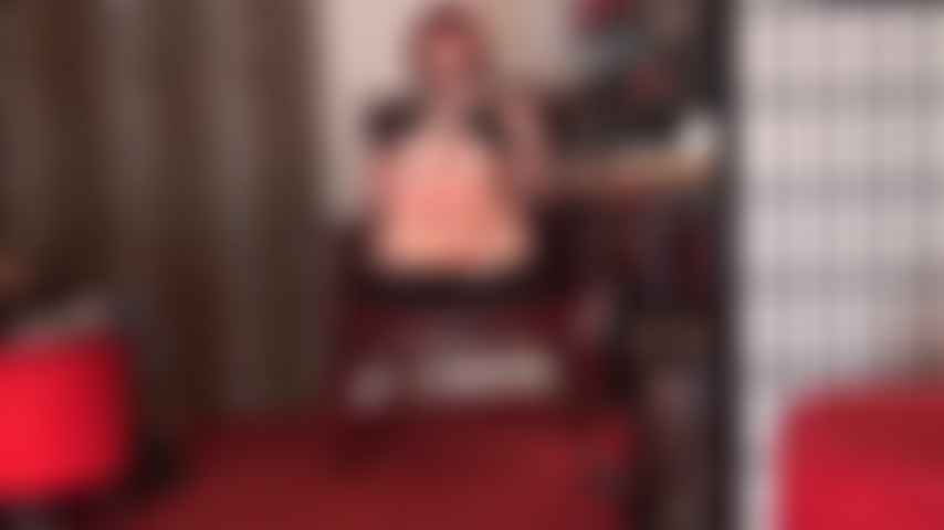 Perdedora de pés - nada te excita mais do que o gosto e o cheiro de pés descalços e suados. Pés fedorentos sufocando seu rosto enquanto você masturba seu pintinho de perdedor, desejando que você pudesse mordiscar aquele queijo de pé e chupar os dedos.