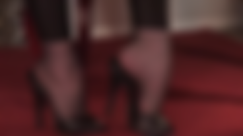 Que adora pés de meia-calça e saltos altos - a amante conhece sua fraqueza por seus arcos sensuais em mules de salto alto, deixando você extremamente perto de seus lindos pés.