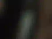 A senhora veste duas jaquetas curtas de vinil sobre látex. Tão justa e brilhante.