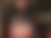 Com fetiche por pés descalços - a amante passa óleo em seus lindos pés descalços e lentamente os provoca com seus lindos dedos e solas macias e enrugadas.