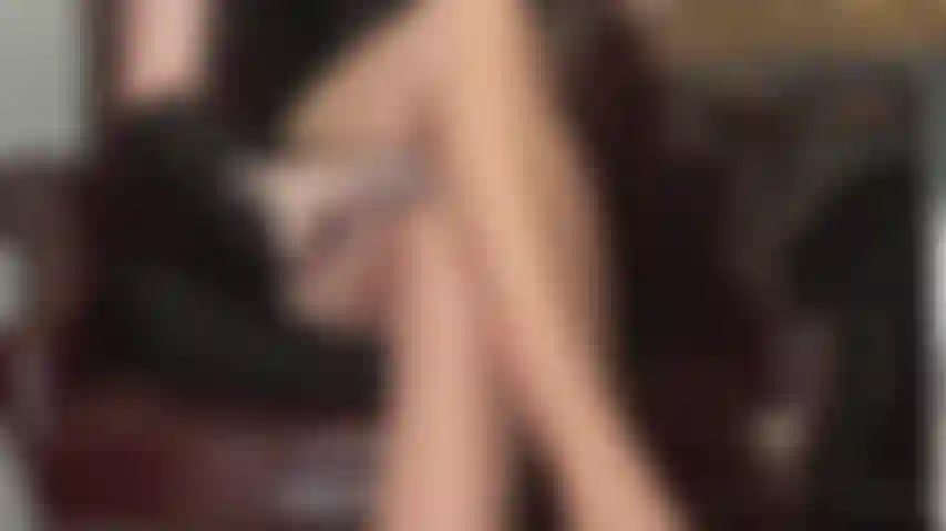Foda minhas pernas, escrava! - Essas pernas de meia-calça macias e sedosas são tão, tão atraentes, esse é o único sexo que você vai ter de agora em diante. Foda minhas pernas de nylon cruzadas.