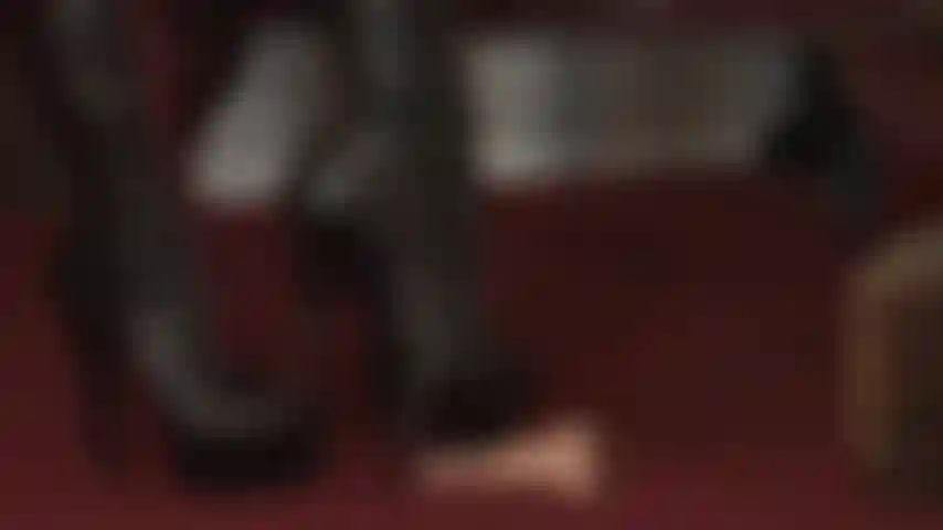 Pisoteando botas - seu pau de escravo inútil recebe a punição que merece sendo pisado pelas botas de couro da senhora e espancado pelo chicote dela e vários pares de saltos altos.