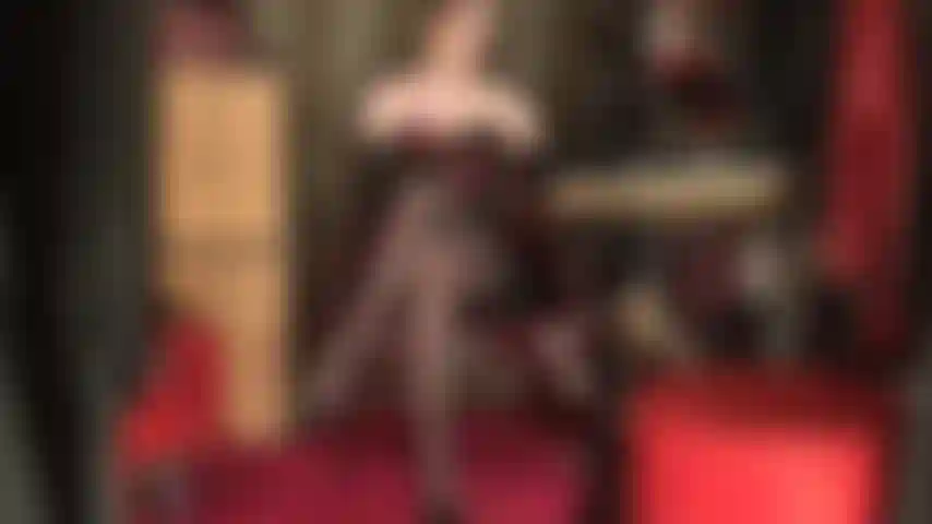 Luvas de couro, espartilho e meias de náilon - a senhora deixa você fraco e latejante por suas pernas cruzadas cobertas por meia-calça enquanto ela as acaricia suavemente com luvas de couro macio.