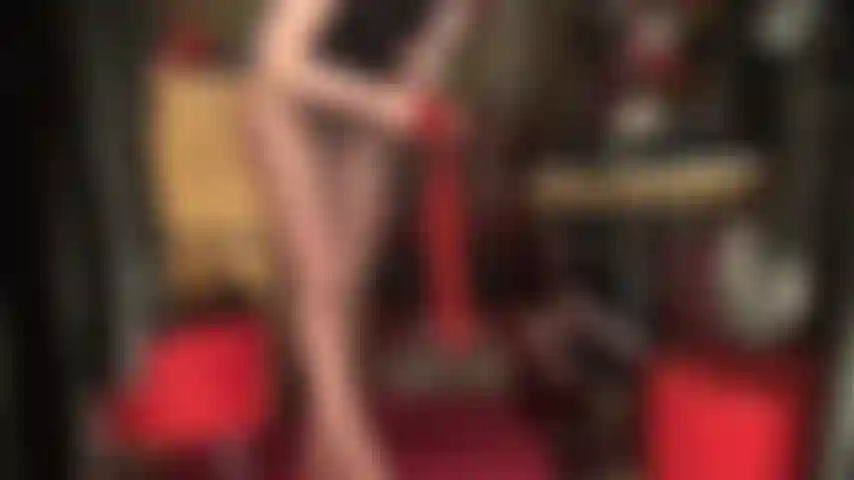 Com camadas de nylon brilhantes e um enorme pau preto no meio. A amante enfia seu enorme pau preto na meia-calça, sabendo que seu clitóris adora seu grande pau de nylon.