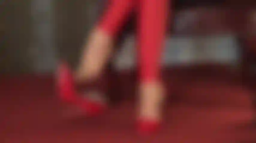 Saltos vermelhos, balançando em meias e leggings.