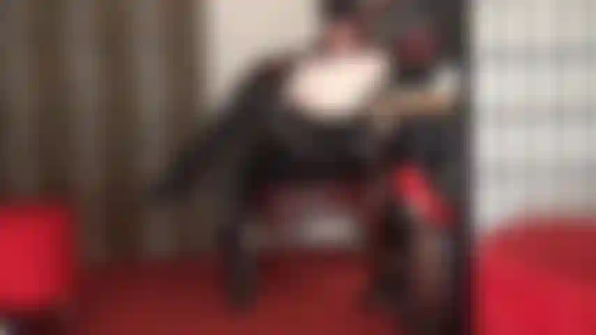 Adoradora da deusa do couro - botas cravejadas, calças de couro, luvas, chapéu. A senhora vivian te faz babar ao ver sua roupa de couro sexy, enquanto ela acaricia o salto da bota para provocar seu pau latejante. Mas você não tem permissão para se tocar...