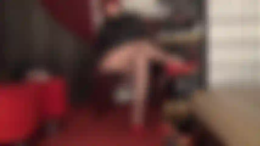 Pernas de meia-calça marrom deixam seu pau excitado.