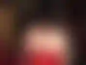 A senhora exibe sua maravilhosa bunda nua em uma tanga vermelha, flexionando os músculos das bochechas.