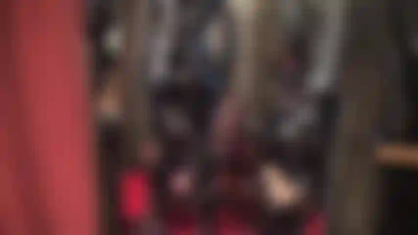 Uma amante de pvc brilhante com um pau enorme e branco e botas acima do joelho. Você não adoraria receber uma punheta e uma garganta fodida dessa domina?!