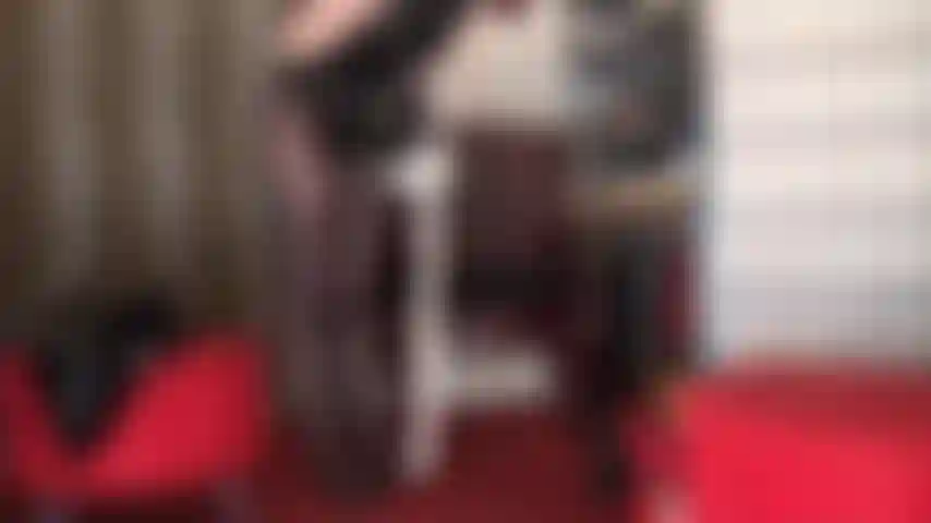 Um pau preto enorme de meia-calça deixa seu pequeno pau excitado.