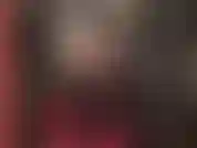 Uma deusa do couro quente com botas de cano alto brilhantes e acima do joelho.