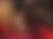 A senhora te alimenta com seu grande pau branco e provoca com uma protuberância enorme sob a saia.