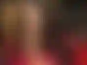 Uma amante gostosa de cetim e chapéu de couro, meia-calça brilhante acariciando seu enorme pau branco em todas as suas pernas e pés, depois troco para uma camisa de náilon sexy para adoração ao corpo.