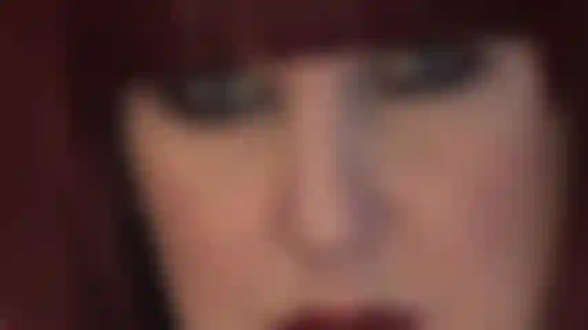 O rosto hipnótico da senhora - lábios vermelhos deliciosos e olhos azuis penetrantes que olham diretamente para sua alma.