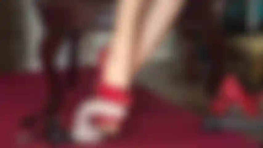 Atormentando seu pau de escravo com saltos agulha afiados.