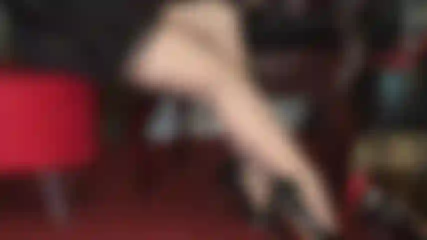 As meias fazem você se apaixonar: meias de náilon totalmente estilosas e ligas provocantes, pernas de náilon sedosas, cinta-liga, luvas de cetim e sapatos brilhantes balançando.