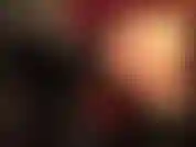 Com fetiche por catsuit de látex e luvas provocantes.