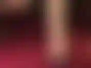 Fetiche por pés - saltos altos pendurados com pés descalços.