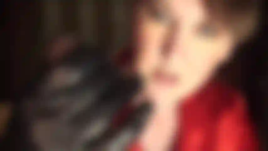 Que provoca e senta no seu rosto - a amante provoca, faz cócegas e dá tapas no seu pau para secá-lo com suas luvas de couro e sua bunda fabulosa em uma saia justa de lycra e meia-calça cinza brilhante bem na sua cara.