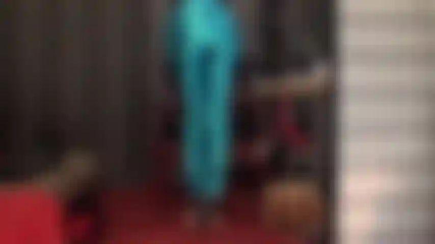 Calça jeans de cetim azul brilhante e vibrante - essas calças de alto brilho realmente destacam a maravilhosa bunda redonda da patroa.