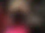 Dominada por couro e strapon - a amante vivian, vestida em couro preto, enfia seu enorme pau preto em seus buracos apertados para uma boa penetração dura.