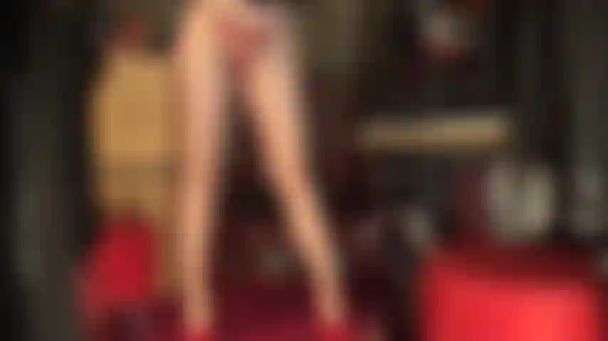 Usando uma tanga vermelha sob uma meia-calça superbrilhante, com saltos agulha vermelhos e luvas brilhantes - sua deusa de náilon conhece seu amor por meias-calças nude sensuais. Aproveite minhas pernas, coxas, virilha e bunda.