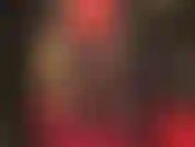 Admire a amante vivian em vermelho e preto - uma saia lápis sexy que fica cada vez mais curta, revelando cada vez mais aquelas lindas pernas de náilon...