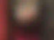 Cabelo curto, roupa de pvc brilhante, botas de cano alto e uma cinta preta de 8 polegadas.