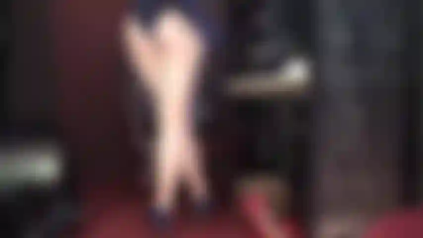 Masturbo-me na bunda, cheiro meus sapatos e lambo meus pés.