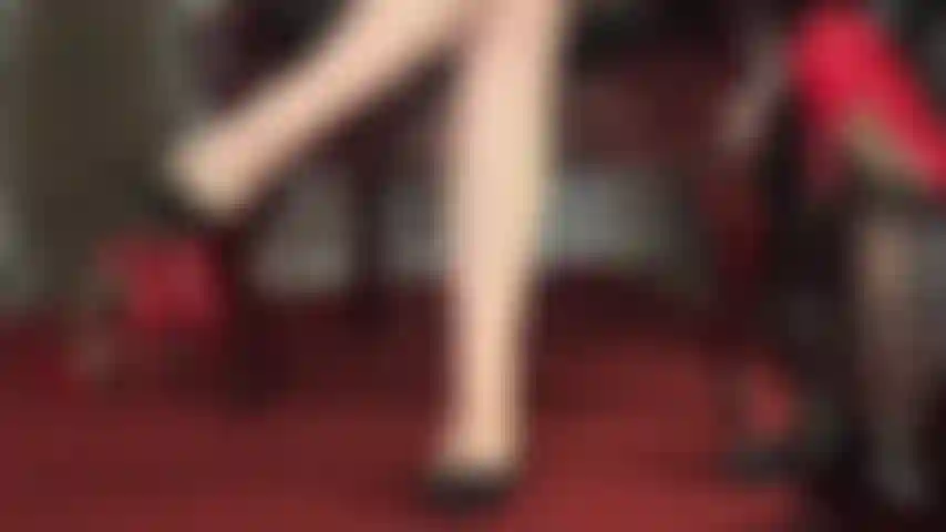 Balançando sapatilhas descalças - cheire os pés descalços e os sapatos gastos da patroa.