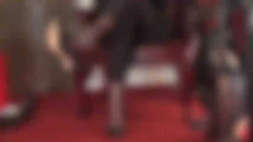 Sexy e provocante, pernas cruzadas, saltos de couro preto, leggings e adoração aos pés em meia-calça de 5 dedos.