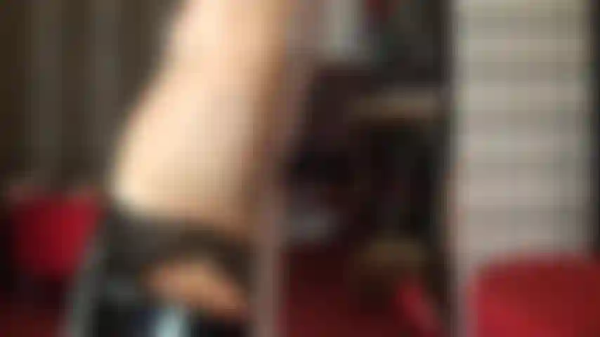 Presa, fraca e excitada - confrontada com sua nova vida de castidade, a amante usa as chaves em sua tornozeleira, seu pau dolorido e pingando de sua gaiola enquanto ela provoca com suas pernas longas e perfeitas de meia-calça e saltos altos.