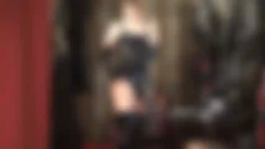 Vestida com uma roupa sexy, brilhante e curta de pvc, com espartilho e botas de cano alto, a patroa lhe dará o tratamento rude que você merece.