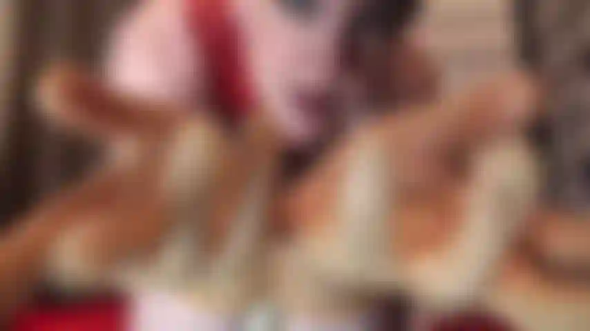 Lustro minha roupa de látex, lambo meus calcanhares e provo minha saliva - você sonha em passar seus dedos pelas minhas curvas de borracha, polir meu vestido, beijar e lamber meus calcanhares, beber minha deliciosa saliva...?