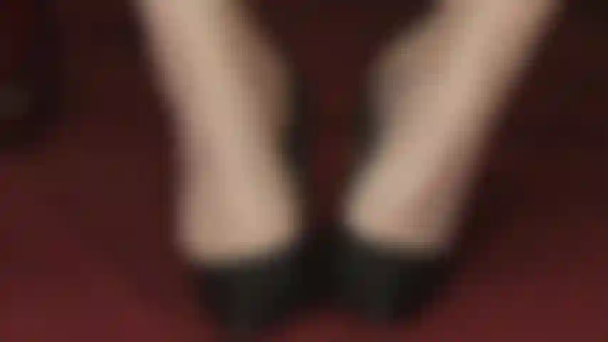 Pés suados de meia-calça te excitam - sua vida como minha escrava de pés envolve sapatos de couro gastos, pés fedorentos e meias de náilon úmidas colocadas bem debaixo do seu nariz enquanto seu pau de escravo está sendo ordenhado pelos calcanhares e pés da senhora.