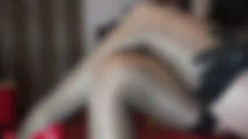 Meias-calças bege brilhantes sobre meia-calça nude e luvas de náilon nude. Você não consegue resistir às meias brilhantes nem às luvas de náilon perfeitas e justas que você adoraria sentir por todo o corpo e por dentro.