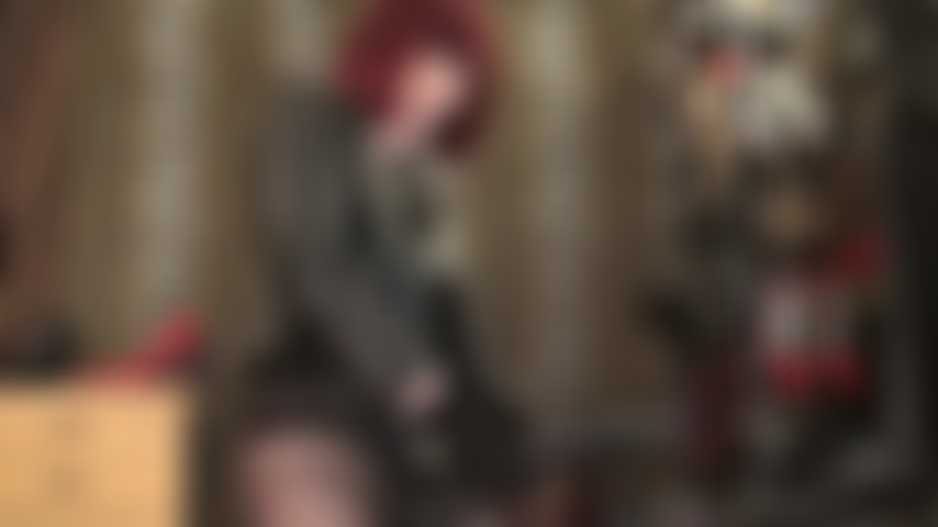 Veja como a amante vivian está se divertindo enfiando suas bolas gigantes de pau preto bem fundo no seu cuzinho.