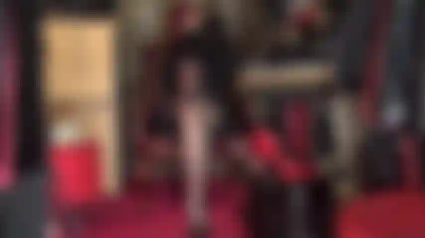 Enfie seu nariz nos meus sapatos gastos - viciada no cheiro dos meus pés fedorentos e sapatos gastos, tudo o que você quer é enterrar seu nariz fundo nos meus saltos, quentes e úmidos assim que eles saem dos meus pés de náilon.