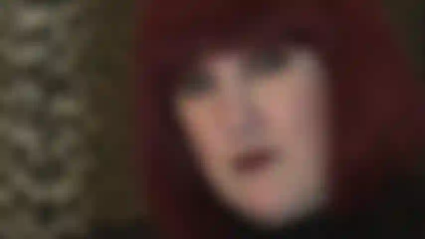 Olhe fixamente nos meus olhos. Adore meu rosto, minha língua e meus lábios de batom vermelho escuro.