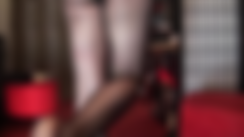 Adoro meias-calças brilhantes - meias-calças pretas transparentes e brilhantes seguidas por uma camada de meia-calça bronzeadora de alto brilho. Adoro essas pernas longas de náilon incríveis.