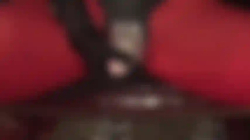 Close da amante vivian acariciando sua grande cinta-liga branca stryker. Parece gostoso, não é?!