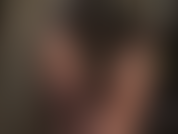 Jeans de cetim preto e leggings azuis brilhantes.