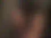 Jeans de cetim preto e leggings azuis brilhantes.