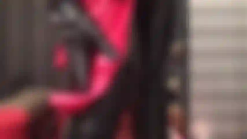 Calcinhas de cetim vermelho são usadas para polir as leggings pretas de couro envernizado, justas e lisas da minha patroa. Esfregadas tão suavemente que você começa a imaginar como elas seriam em cada centímetro do seu pau latejante.