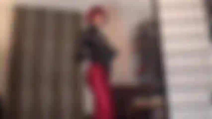 Admiro esta linda roupa fetiche que exibe as curvas finas da amante em meia-calça de lycra vermelha escura e body de pvc, enquanto você sente o toque de suas luvas de couro.