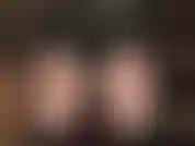 Que pratica facesitting e adora bundas, com shorts de efeito molhado, meia-calça com estampa de animais e botas altas e brilhantes que chegam até um pouco abaixo da renda das meias sensuais da patroa.