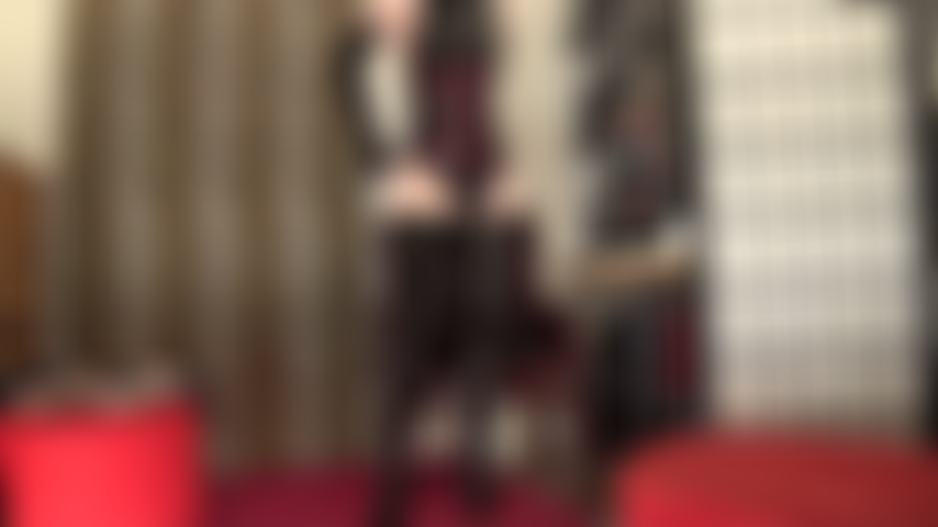 Transando com 20 centímetros de pau preto - a amante tem seu corpo coberto de látex e mãos em você enquanto ela bate na sua boceta.