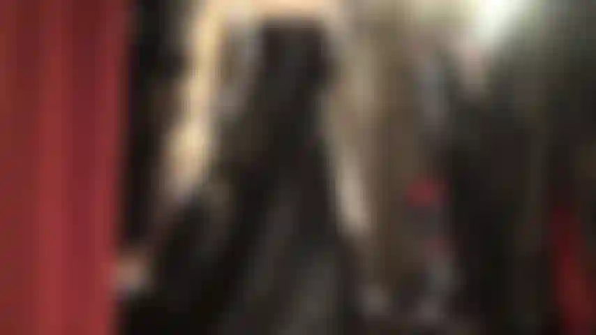 Enfermeira de borracha aguarda... Vestida de látex preto e branco, esta enfermeira está pronta para seu exame de próstata.