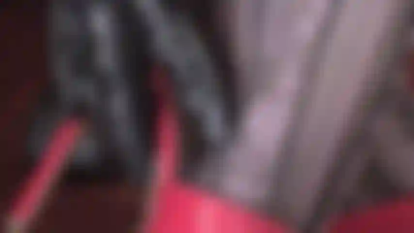 Provocação erótica com os pés - a dominatrix tenta e provoca o amante de pés com seus arcos altos em lindas meias-calças com estampa floral e scarpin d'orsay. Seus dedos de couro deslizando no espaço entre... (Femdom, fetiche por pés, adoração de pés, salto alto, stilettos, luvas de couro, dominação com os pés, pés, pés com meia-calça, pés em meias).
