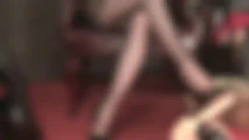 A senhora deixou seu pau de escravo muito excitado para essa punheta de salto e punheta com os pés.